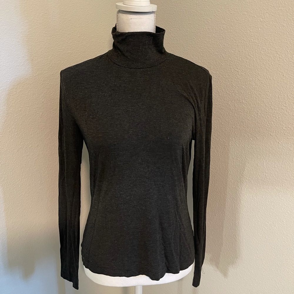 St. John Sport Grey turtleneck